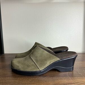 Clarks Delight Nubuck Leather Olive Green Mules Sz 8.5 Womens
